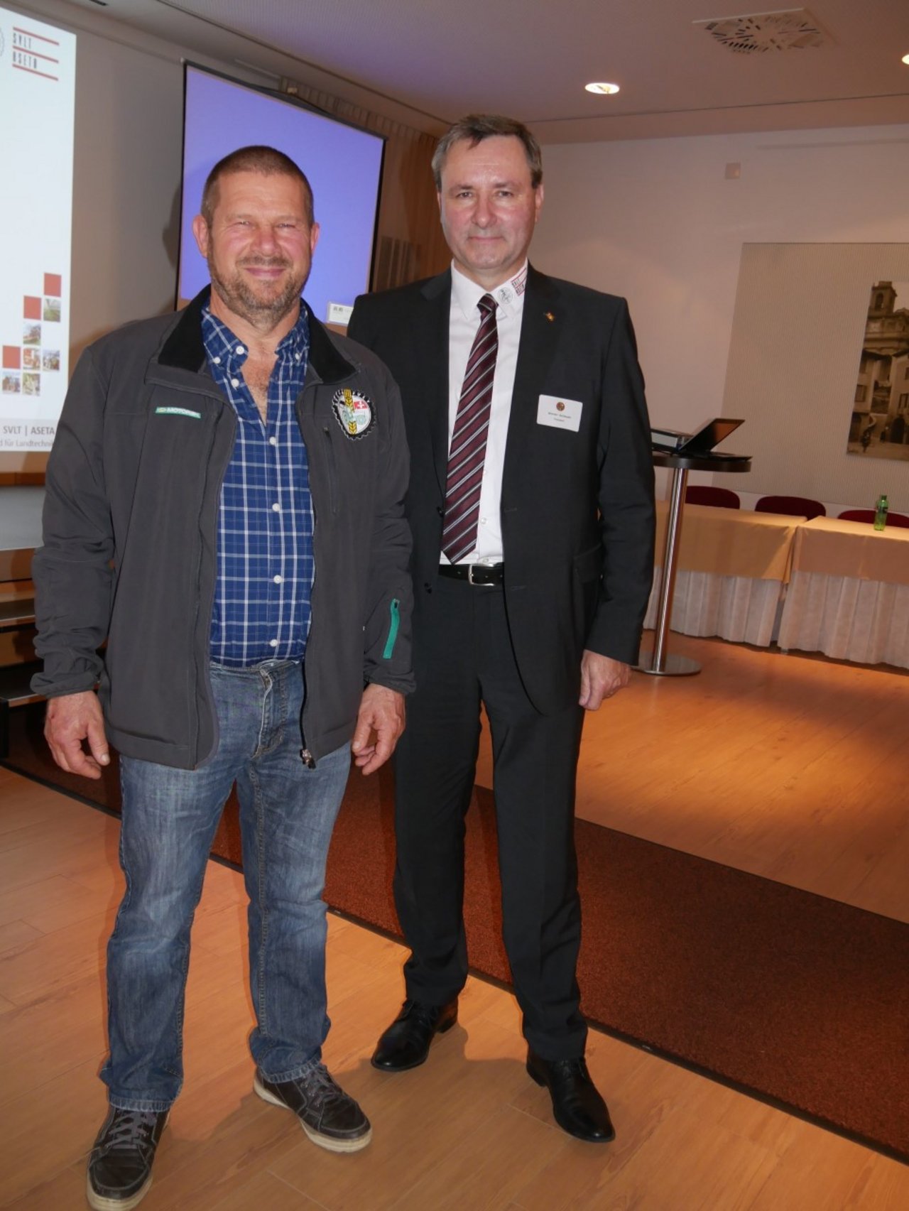 Das neue Ehrenmitglied Robert Zurkinden (links) und SVLT-Präsident Werner Salzmann. (Bild zVg)