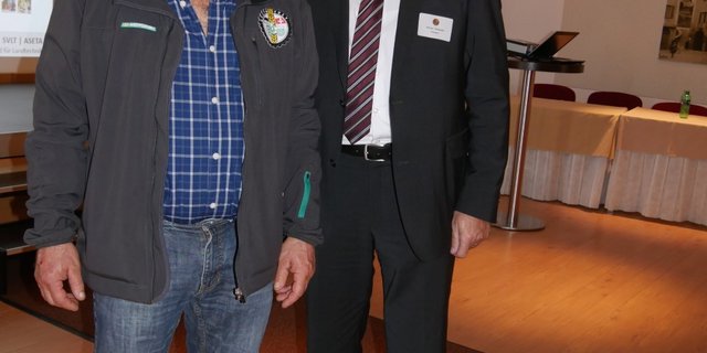 Das	neue Ehrenmitglied Robert Zurkinden (links) und SVLT-Präsident Werner Salzmann. (Bild zVg)