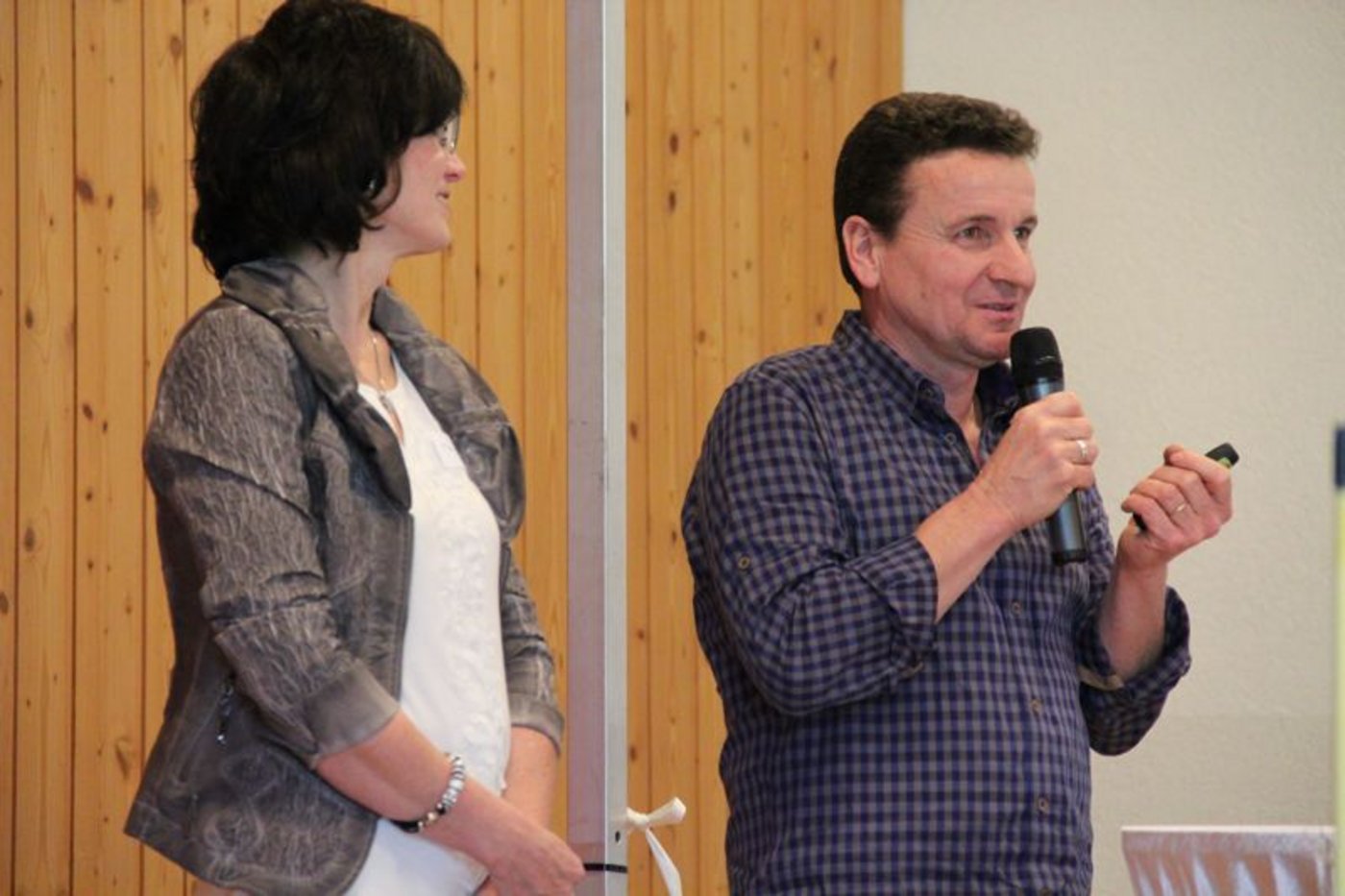 Margret und Andi Eschbach von Eschbach Gemüsebau, Füllinsdorf, erzählten, wie sie auf wunderbare Weise Gottes Hilfe bei einem Projekt auf ihrem Betrieb hätten erfahren dürfen. 