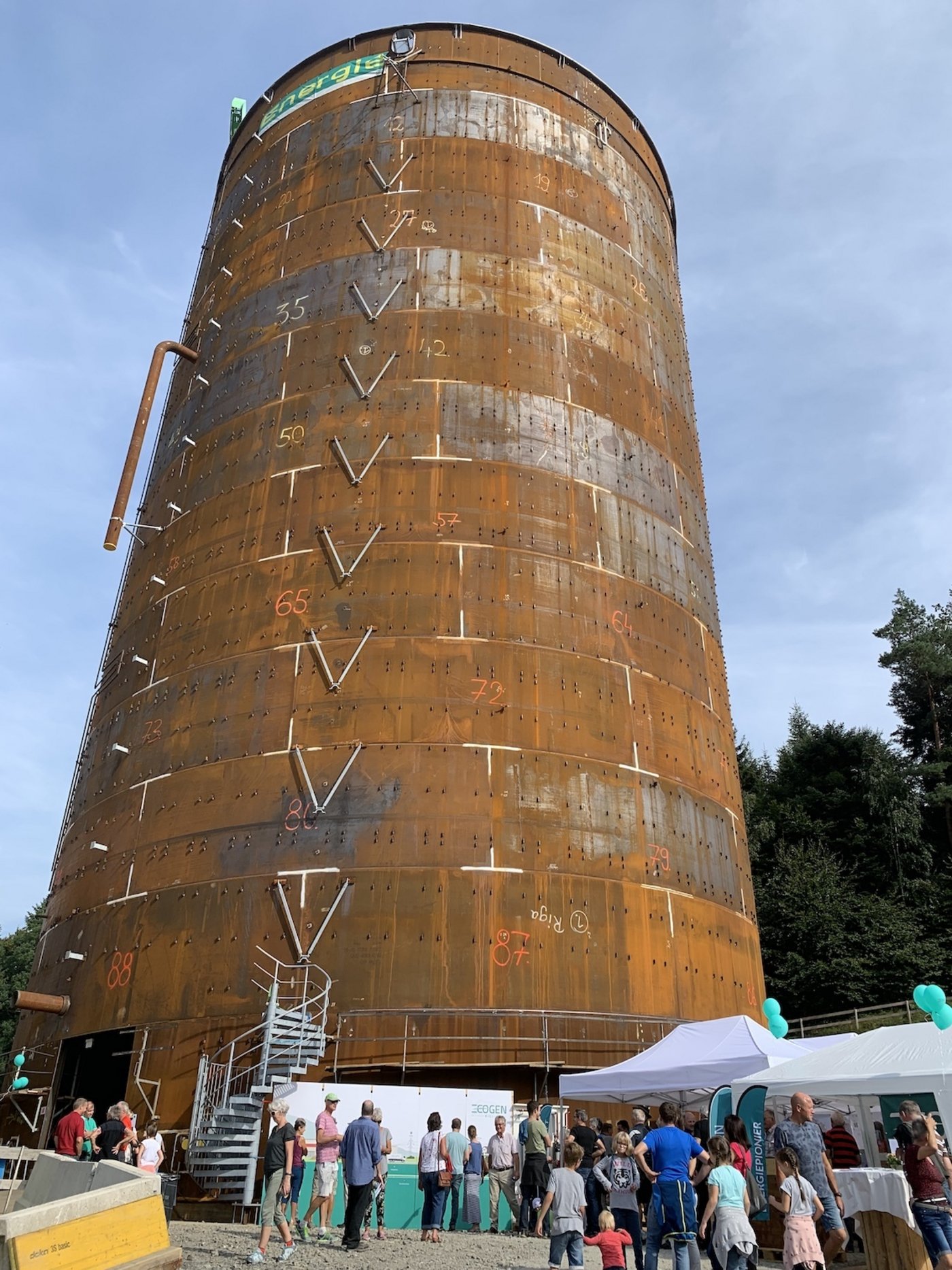 Der Wärmespeicher ist noch im Bau und für den Tag der offenen Tür mit einer Bar ausgestattet.