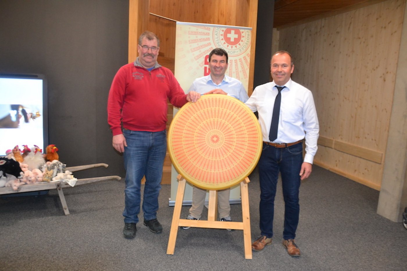 Fritz Wyss, der Präsident der Sortensektion Emmentaler Milchproduzenten (rechts), kann zwei neue Vorstandsmitglieder begrüssen: Christoph Baumgartner (Mitte) und Urs Jenni. (Bild Peter Fankhauser)