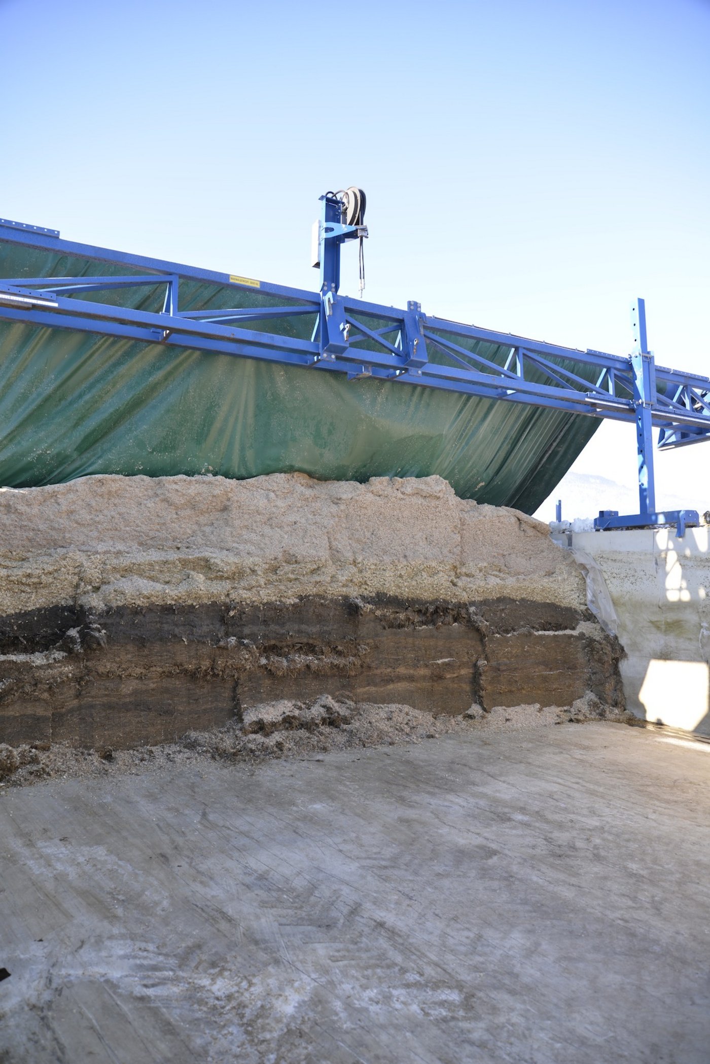 Der Haspelträger kann mit dem Frontlader nach vorne gesetzt werden und gleichzeitig wird das Abdecktuch aufgerollt.