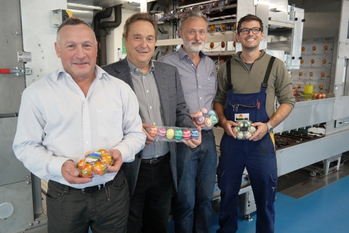 Zufriedene Gesichter bei der Nuovo Color AG nach der Eröffnung. (Bild Josef Kottmann)