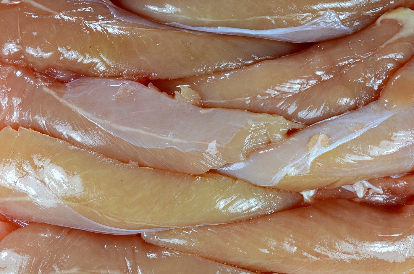 Der häufigste Ansteckungsgrund ist rohes Fleisch, das mit dem Campylobacter-Bakterium kontaminiert ist. Besonders oft betroffen ist Poulet. (Bild: Peter Smola / pixelio.de)