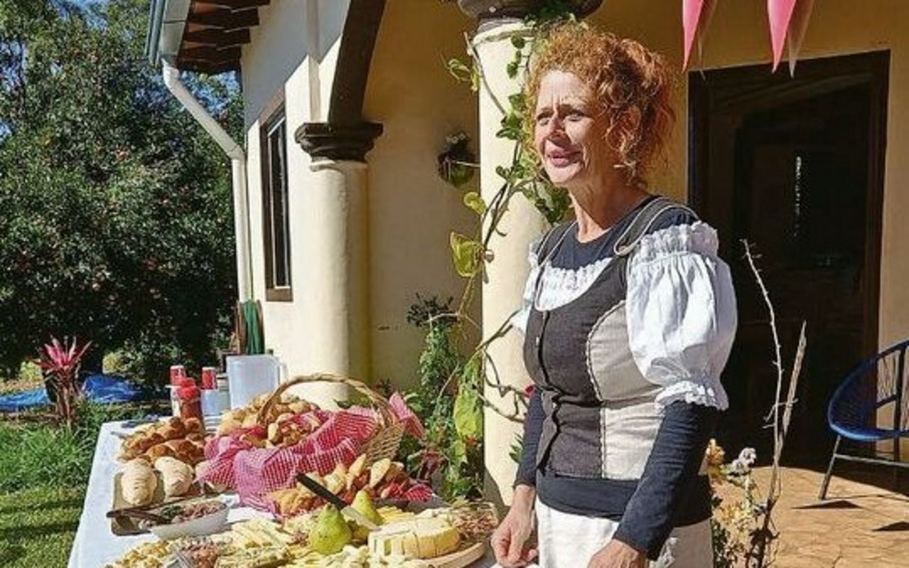 Der erfolgreiche Sonntagsbrunch auf dem Hof wird erweitert durch einen Marktstand und einen eigenen Hofladen in der kleinen Käserei. Besonders beliebt sind Käse, Brot und Honig. 