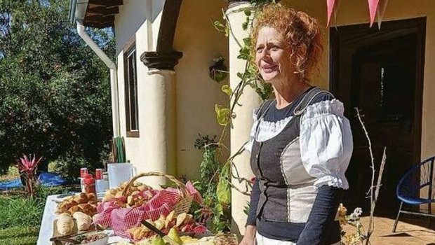 Der erfolgreiche Son Der erfolgreiche Sonntagsbrunch auf dem Hof wird erweitert durch einen Marktstand und einen eigenen Hofladen in der kleinen Käserei. Besonders beliebt sind Käse, Brot und Honig.