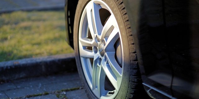  An der Spitze der Mikroplastik-Verursacher steht der Abrieb von Autoreifen. (Bild Pixabay)