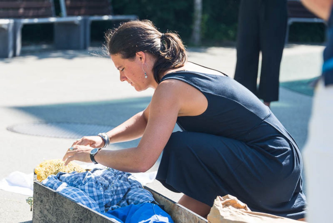 Uniterre ist immer für ein gutes Pressebild zu haben. Dieses Mal beerdigten sie einen Bauer. Berthe Darras stopfte dazu eine Strohpuppe in einen Sarg.