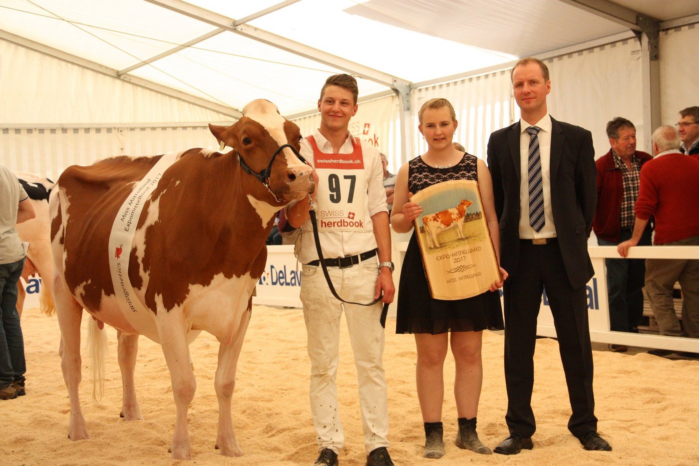 Die Freude ist gross (v. l. n. r.): Patrik Enkerli mit Tamara-Red, Ehrendame Janine Liniger und Richter Stefan Widmer. (Bild aw)