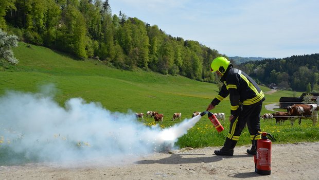 Löschversuch bei einem brennenden Akku. (Bild ag)