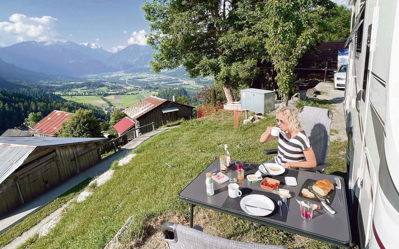 Frühstück im Grünen, mit Aussicht: Stellplätze bieten in der Regel viel Ruhe abseits belebter Campingplätze. Dafür gilt es, entsprechende Preise zu verlangen.