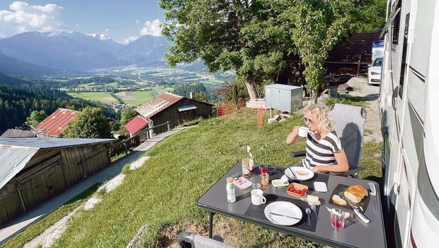 Frühstück im Grünen, mit Aussicht: Stellplätze bieten in der Regel viel Ruhe abseits belebter Campingplätze. Dafür gilt es, entsprechende Preise zu verlangen.