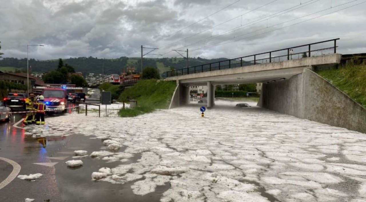 Im Kanton Zug standen nach einem starken Gewitter mit Hagel am Montagabend etliche Keller, Tiefgaragen und Strassen unter Wasser. (Bild Kapo ZG) 