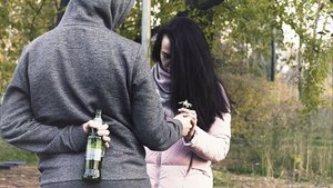 Einen alkoholkranken Einen alkoholkranken Partner oder eine alkoholkranke Partnerin zu haben, ist nicht nur eine Belastungsprobe für die Beziehung, sondern kann das Gegenüber auch regelrecht kaputt machen, wenn man sich nicht selbst stärkt.
