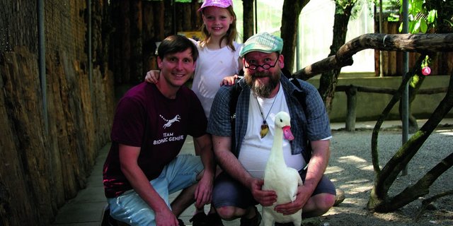 John-David Bauder (rechts) mit Lydia, dem Coscoroba-schwan, Dr. Tobias Blaha und Tochter Luisa Blaha.