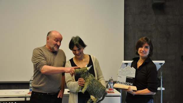 Jürg Tschümperlin und Valérie Cavin Clavadetscher überreichten Anet Spengler (Mitte) den Bio-Grischun-Preis 2014. (Bild Stefanie Vögele)