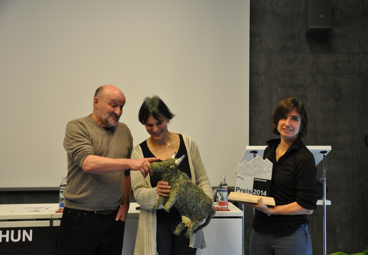 Jürg Tschümperlin und Valérie Cavin Clavadetscher überreichten Anet Spengler (Mitte) den Bio-Grischun-Preis 2014. (Bild Stefanie Vögele)