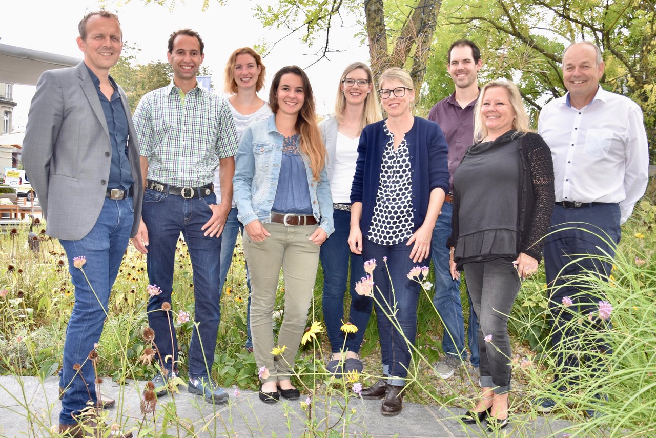 Feiern zusammen gute Noten (v. l. n. r.): Adrian Krebs, Ruedi Aerne, Nicole Walder, Loretta Odermatt, Karin Stooss, Silvia Sepat-Lisibach, Valentin Keiser, Viviane Honegger und Markus Aebi. (Bilder Esther Thalmann)