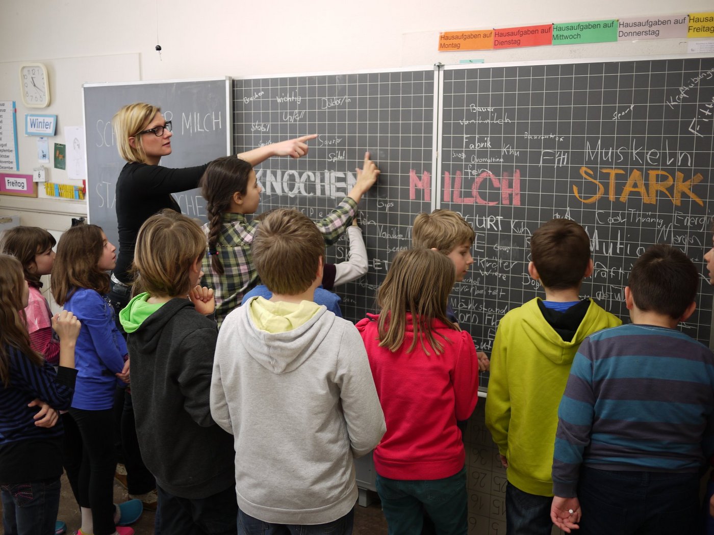 Professionelle Tipps aus erster Hand: Schülerinnen und Schüler aus Seedorf lernen von einer Grafikerin, wie man ein Plakatsujet entwickelt und umsetzt. (Bild Swissmilk)