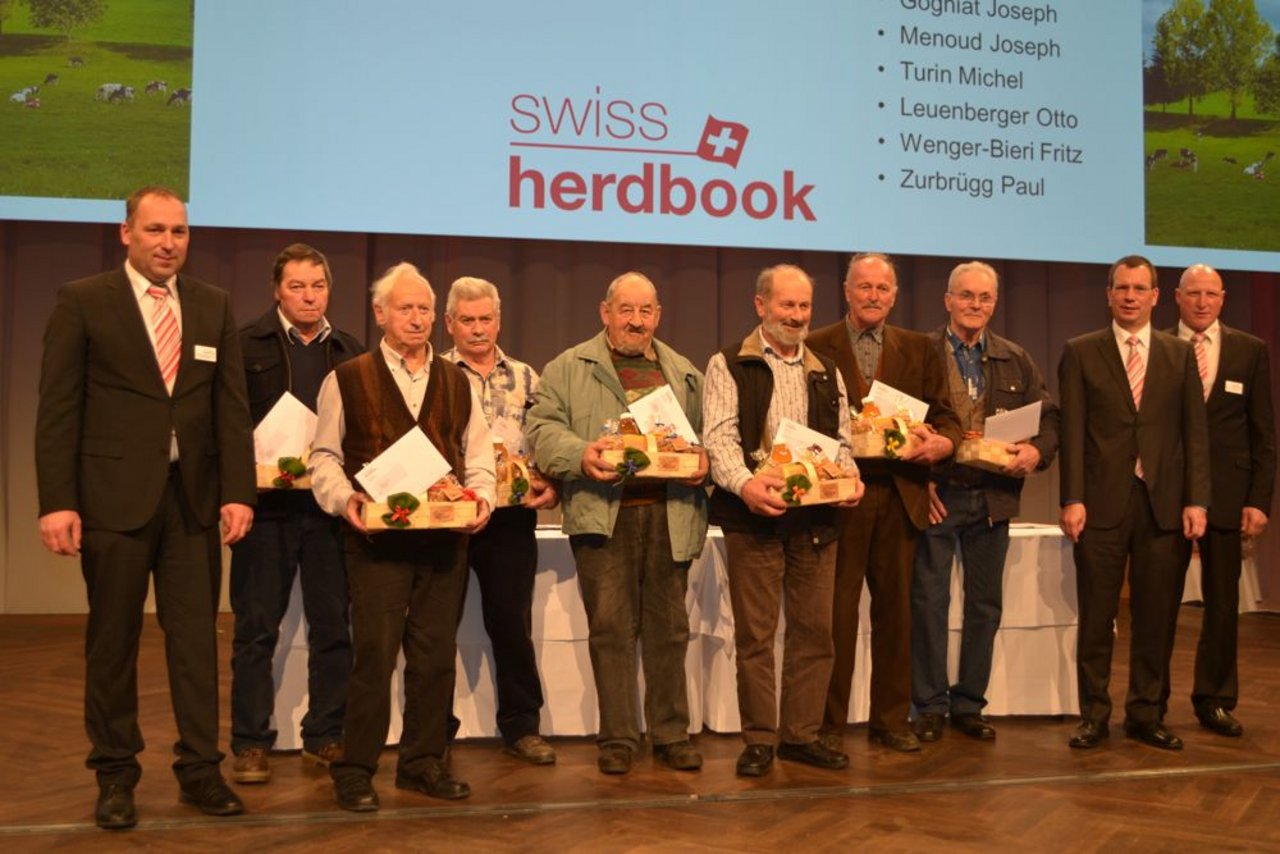 Sieben Milchkontrolleure wurden von der Swissherdbook-Spitze für ihren 50-jährigen Einsatz geehrt: Präsident Markus Gerber (links), Direktor Matthias Schelling (2.v.r) und Vizepräsident Ueli Bach (rechts). Zum Ehrenmitglied ernannt wurde ... (Bilder: jw)
