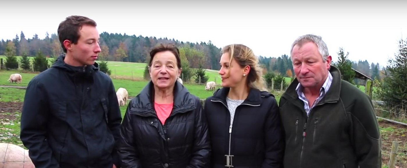 Berichten über Schweinehaltung: Gabriel (v.l.n.r), Rita, Antonia und Anton Ruckli. (Bild Screenshot Hauptner/Youtube)