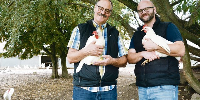 Dem Tierwohl verpflichtet: Paul (links) und Adrian Blum im strukturierten Auslauf ihres Geflügelhofes. (Bilder Armin Emmenegger)