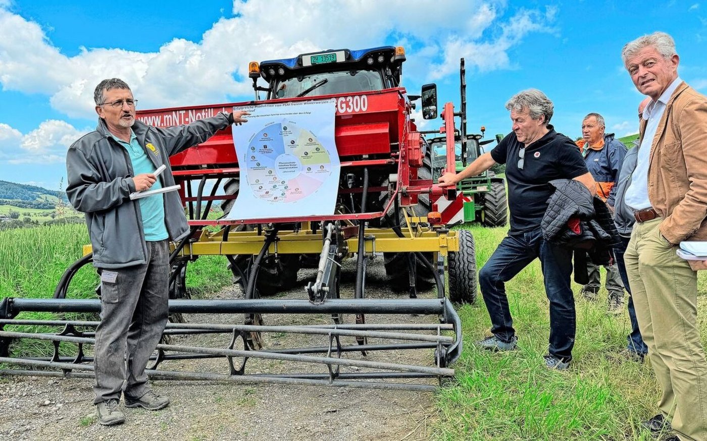 «Jetzt ist der Zeitpunkt ideal, um sich Gedanken zur Gründüngungsmischung und Saattechnik zu machen», rät Bernhard Streit, links im Bild, den Teilnehmern des zweiten Produzententags. Er verweist auf das Merkblatt von IP-Suisse zum Anbau von pflanzenschutzmittelfreiem Winterweizen. 