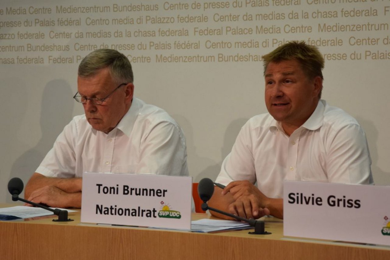 Der Zürcher SVP-Nationalrat Ernst Schibli (links) und SVP-Präsident Toni Brunner bei der Präsentation des Positionspapieres. (Bild jw)