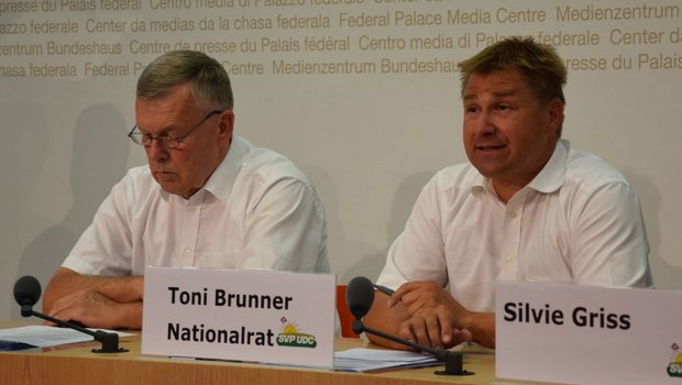 Der Zürcher SVP-Nationalrat Ernst Schibli (links) und SVP-Präsident Toni Brunner bei der Präsentation des Positionspapieres. (Bild jw)