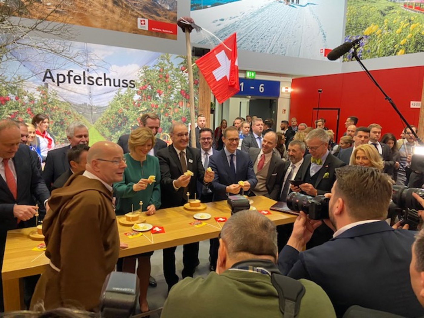 Agrarminister Guy Parmelin mass sich mit der deutschen Amtskollegin Julia Klöckner im Umgang mit der Tête de Moine-Girolle. (Bild akr)