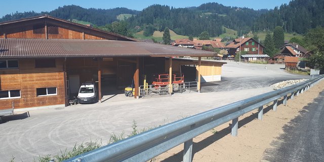 Sie ist fertig. Aus der einstigen Reithalle, die über Jahre leer stand, ist eine Mehrzweckhalle entstanden, die auch die Viehvermarktung der Region beherbergt. (Bild Simone Barth)