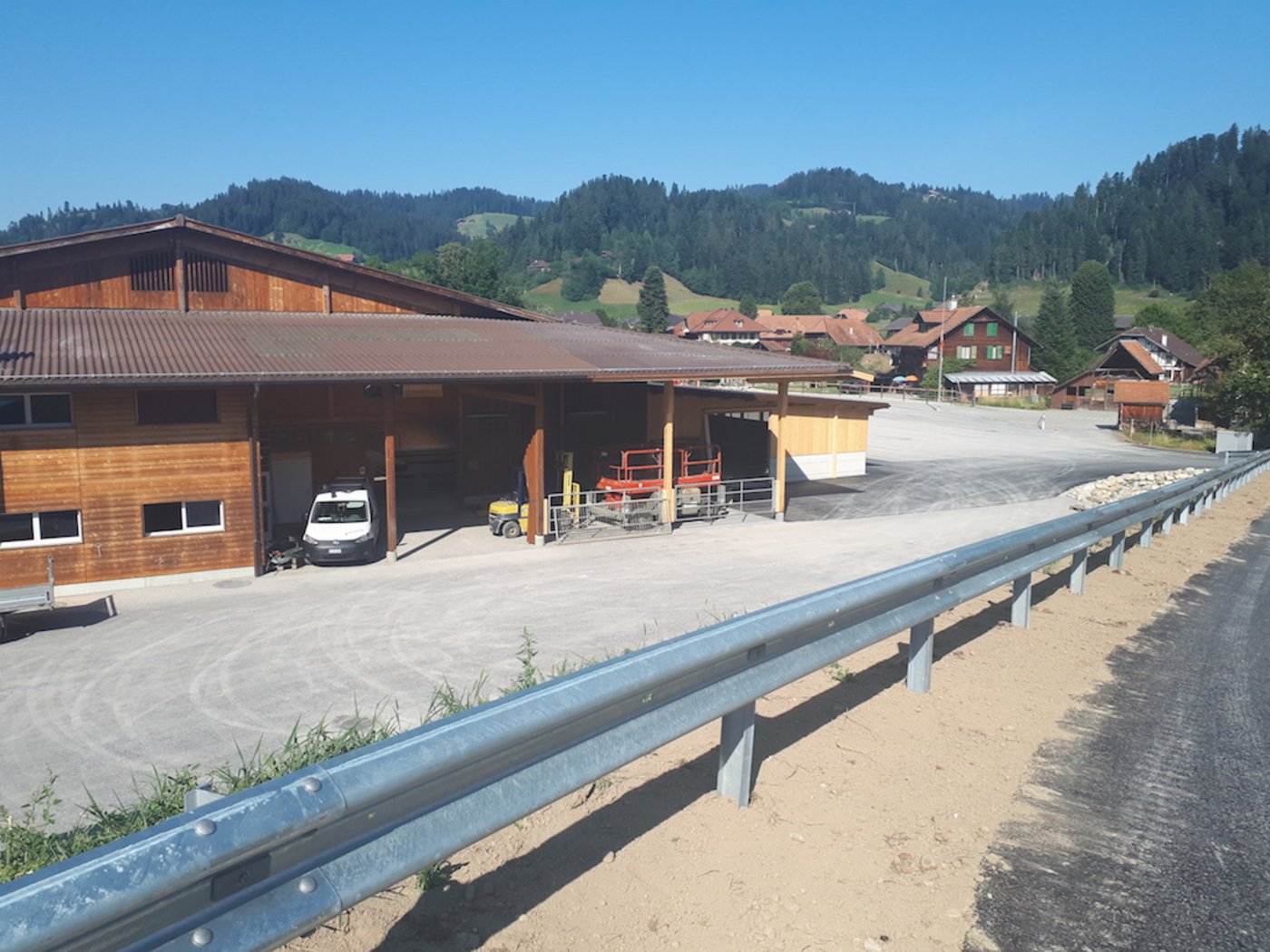 Sie ist fertig. Aus der einstigen Reithalle, die über Jahre leer stand, ist eine Mehrzweckhalle entstanden, die auch die Viehvermarktung der Region beherbergt. (Bild Simone Barth)