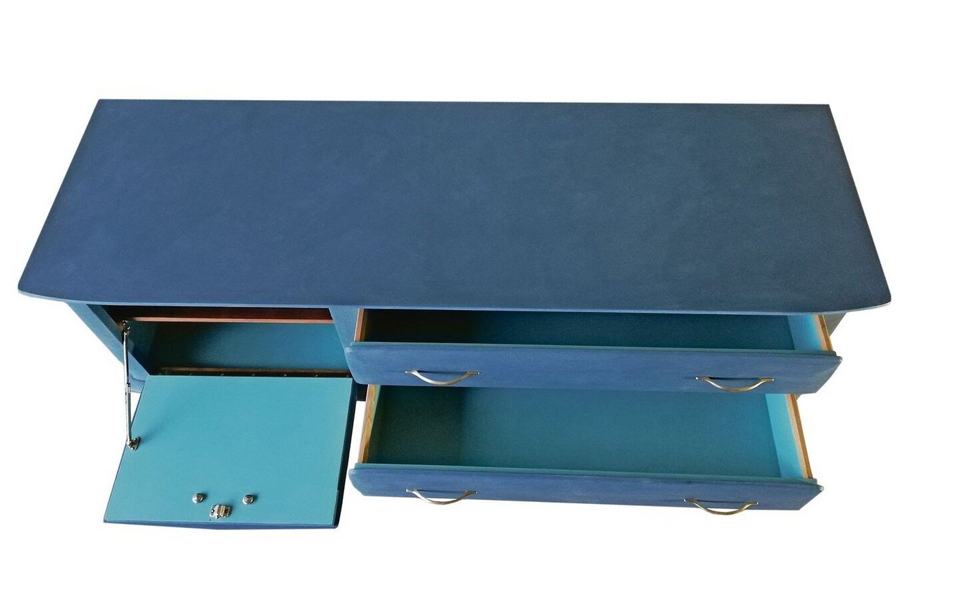 Nachher: ein modern wirkendes Möbel bei dem die Innenflächen in einem anderen Blauton gestrichen sind.