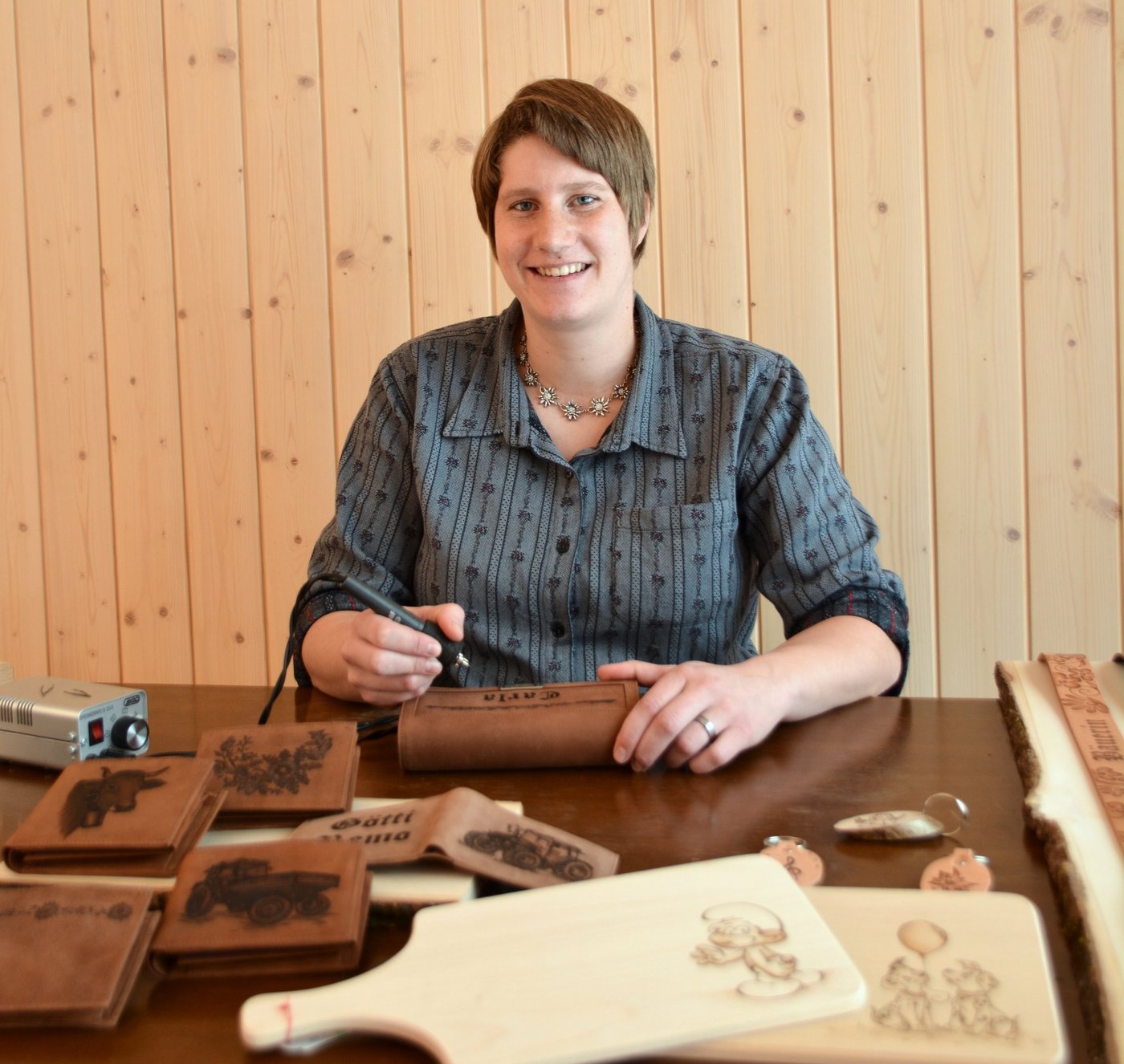 Ob Jasskartenhalter, Kleiderbügel, Portemonnaie oder Schlüsselanhänger – Daniela Thalmann verschönert alles aus Leder und Holz nach den persönlichen Wünschen ihrer Kunden. (Bild Andrea Gysin)