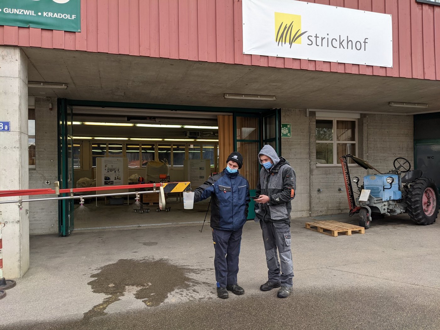 Gabriel Freis Kameraden stoppen die Zeit und messen die Ausbringmenge der Spritze im ÜK am Strickhof. (Bild Gabriel Frei)