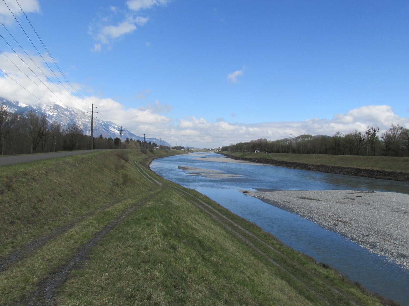Eine Hochspannungsleitung auf dem Damm, eine Erdgasleitung im Dammfussbereich: Solche Faktoren wie hier in Buchs erschweren Flussausweitungen. (Bild Kanton St. Gallen)