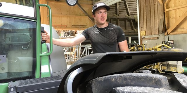 Sollte sich eigentlich zwecks Erholung auf dem elterlichen Betrieb zurücknehmen: Langlauf-Profi Janik Riebli auf dem Hof Brüggi. (Bild Armin Emmenegger)