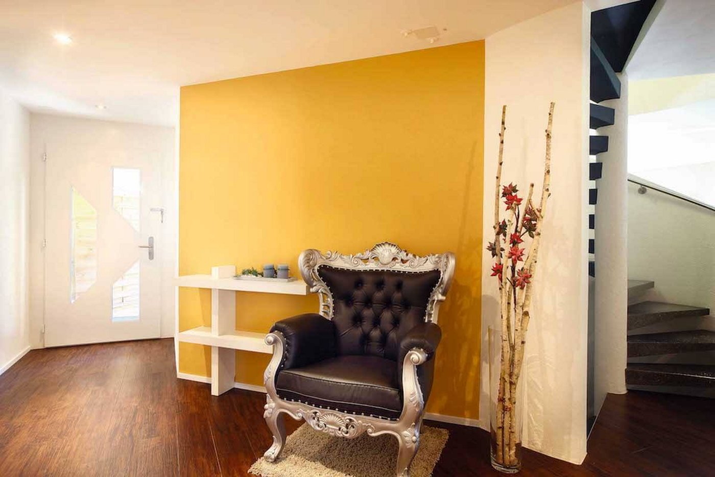 Schöne Optik und Haptik: Der Vinylbelag kommt als Eichenholzboden daher (Foto: Die Welt in Farbe, Winterthur).