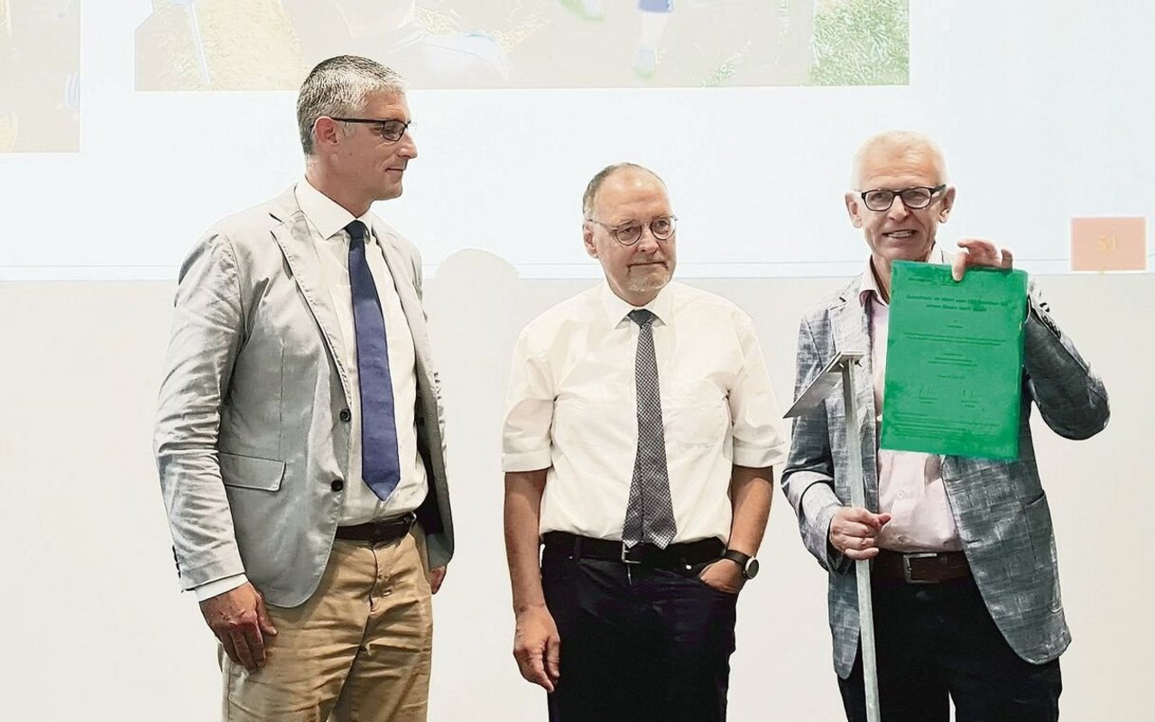 Präsident Fabrice Bersier, Generalsekretär Francis Egger und Nationalrat Leo Müller, der Swiss Tabac ein Präsent des SBV überreicht (v. l. n. r.).