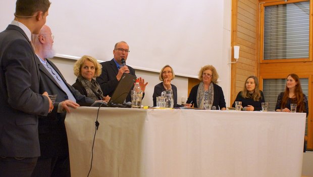 Thomas von Euw (ganz links) und Marlene Reinhard (ganz rechts) organisierten und moderierten die Diskussion pro und kontra Gentech mit (vlnr): Prof. Klaus Ammann, Regina Ammann, Markus Ritter, Prisca Birrer-Heimo, Dr. Julika Fitzi und Dr. Teresa Koller. (Bild sso)