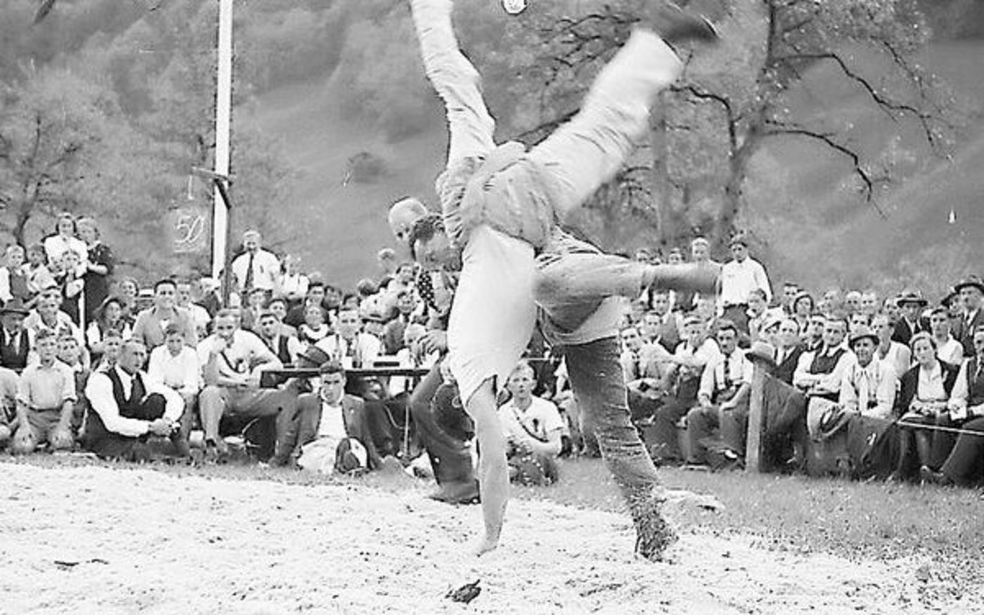 Die historischen Fotos zeigen spektakuläre Schwünge. Hier vom Glarner-Bündner Schwingertag Hätzingen 1939.
