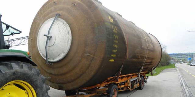 Ein ganzes Silo auf einem Traktoranhänger transportieren. Das geht, fand ein Bauer aus der Ostschweiz. 
