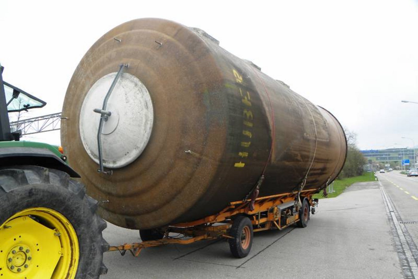 Ein ganzes Silo auf einem Traktoranhänger transportieren. Das geht, fand ein Bauer aus der Ostschweiz. 