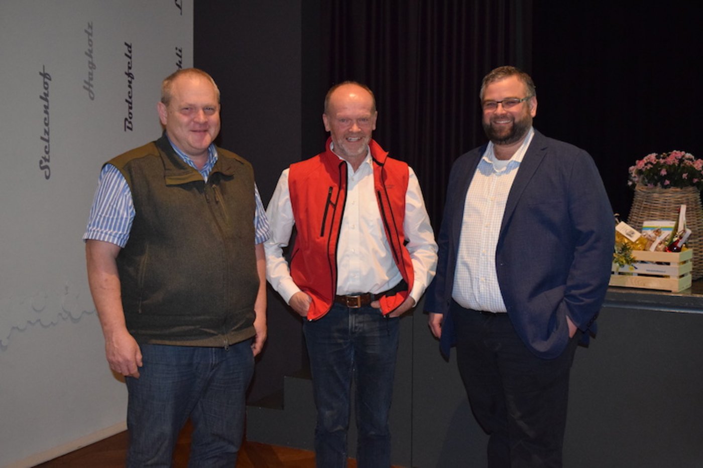 Urs Schär (Mitte) flankiert von Thomas Fuchs (links) und Robert Hess, Stabstelle Recht beim Veterinäramt, an einem Anlass im Januar 2020. (Bild Stefanie Giger)