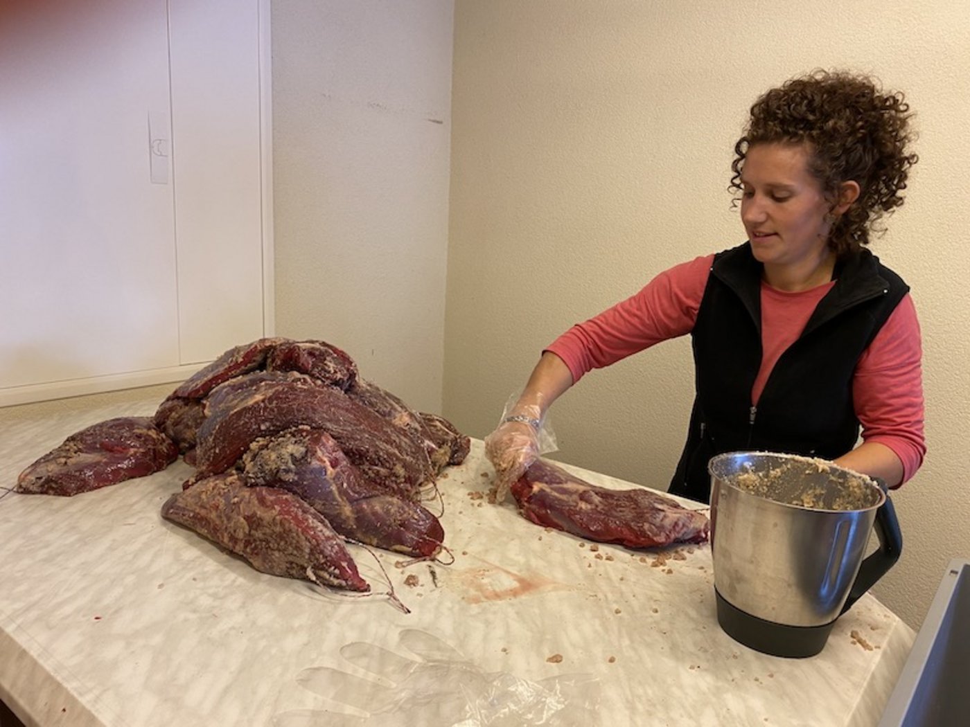Anja Brand salzt das Fleisch ein. (Bild Agnes Schneider Wermelinger)