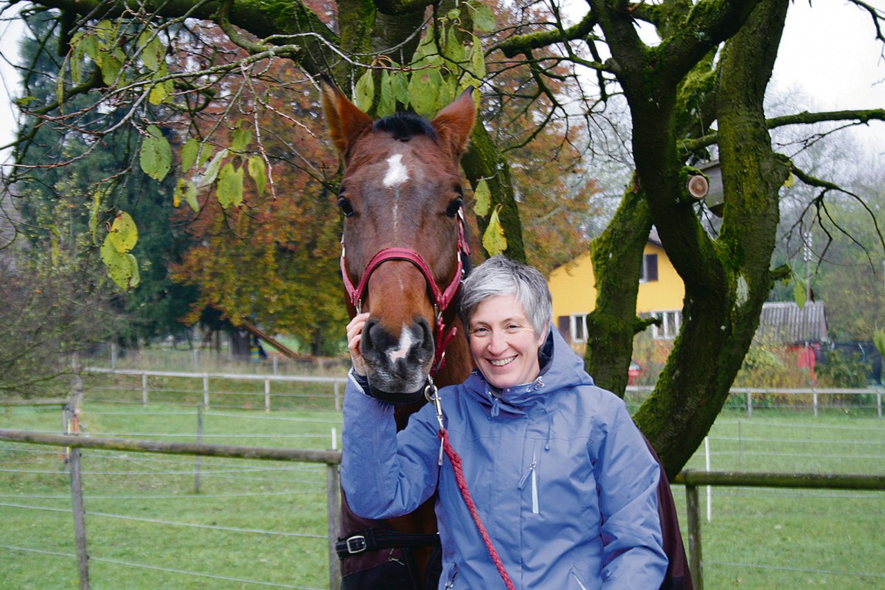 Manuela Luder machte ihre Leidenschaft für Pferde zum Beruf. Nach einer Ausbildung zur Bereiterin arbeitet sie heute als Bäuerin und Betriebsleiterin ihrer Pferdepension.(Bild Brigitte Meier)