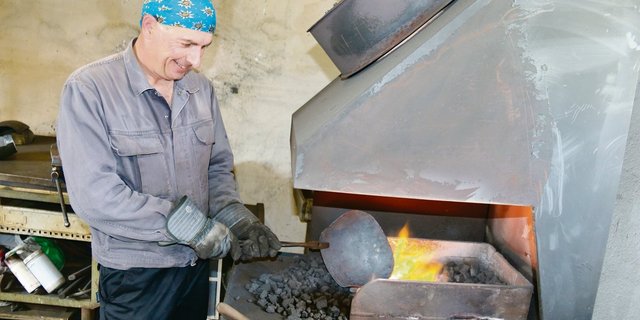 Der Glockenschmied erhitzt das Stahlblech in der Esse. Die Temperatur kann dabei über 1000 Grad erreichen, eine schweisstreibende Angelegenheit. Trotzdem verliert Yan Moret das Lachen nicht. Bis von ihm eine Treichel zum Verkauf angeboten werden kann, sind bis zu 30 Arbeitsschritte nötig. (Bilder Benildis Bentolila)