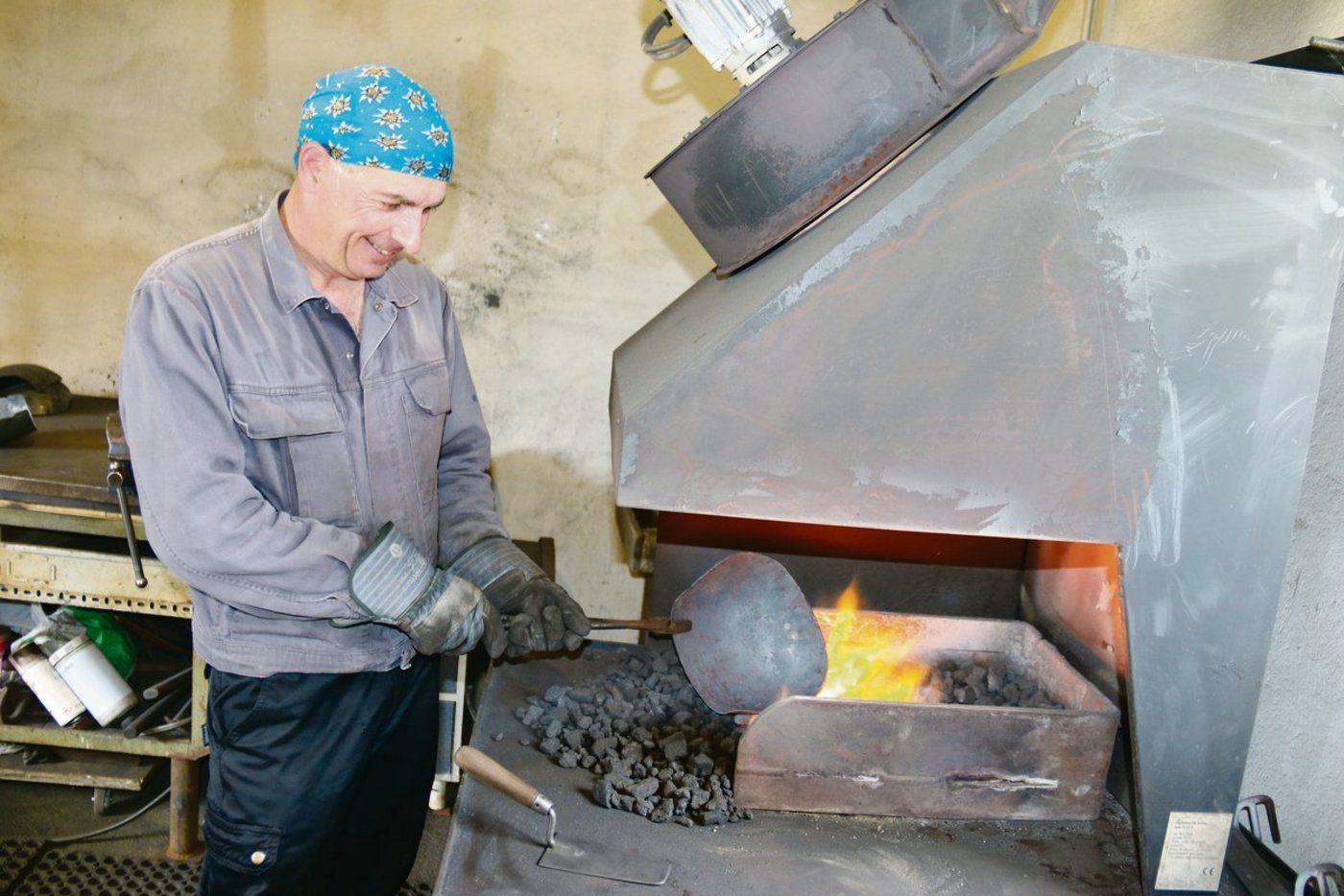 Der Glockenschmied erhitzt das Stahlblech in der Esse. Die Temperatur kann dabei über 1000 Grad erreichen, eine schweisstreibende Angelegenheit. Trotzdem verliert Yan Moret das Lachen nicht. Bis von ihm eine Treichel zum Verkauf angeboten werden kann, sind bis zu 30 Arbeitsschritte nötig. (Bilder Benildis Bentolila)