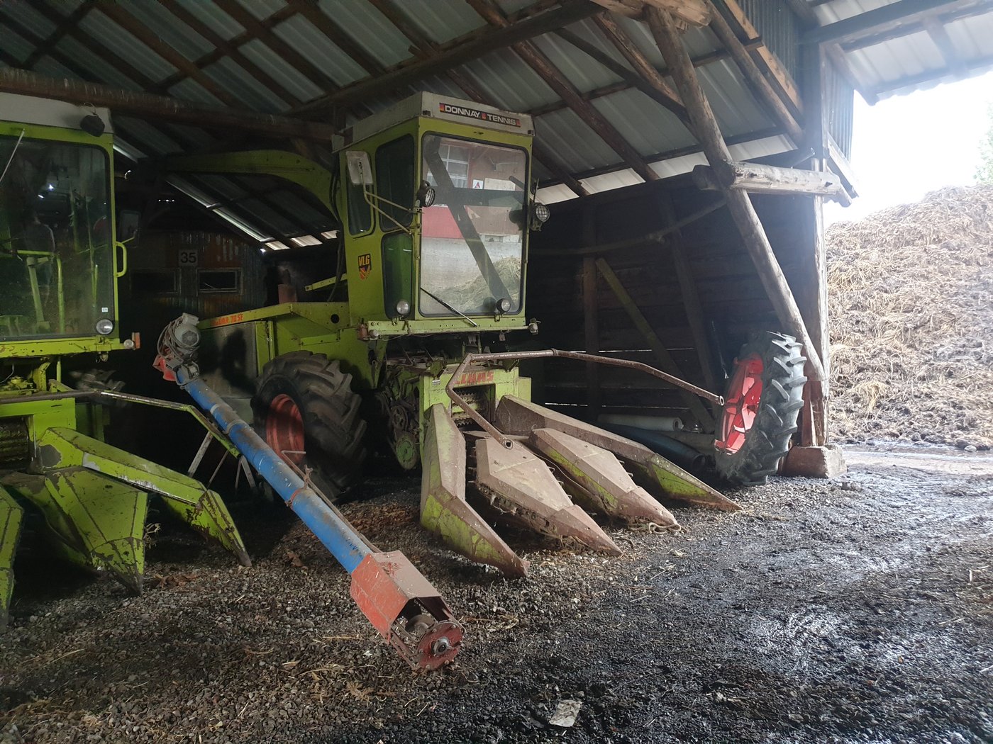 Der alte Selbstfahrmaishäcksler wartete in verrostetem Zustand eigentlich auf seine Ausschlachtung. So stand er zu Beginn im Lindergut in Ins. (Bilder Tildy Schmid)