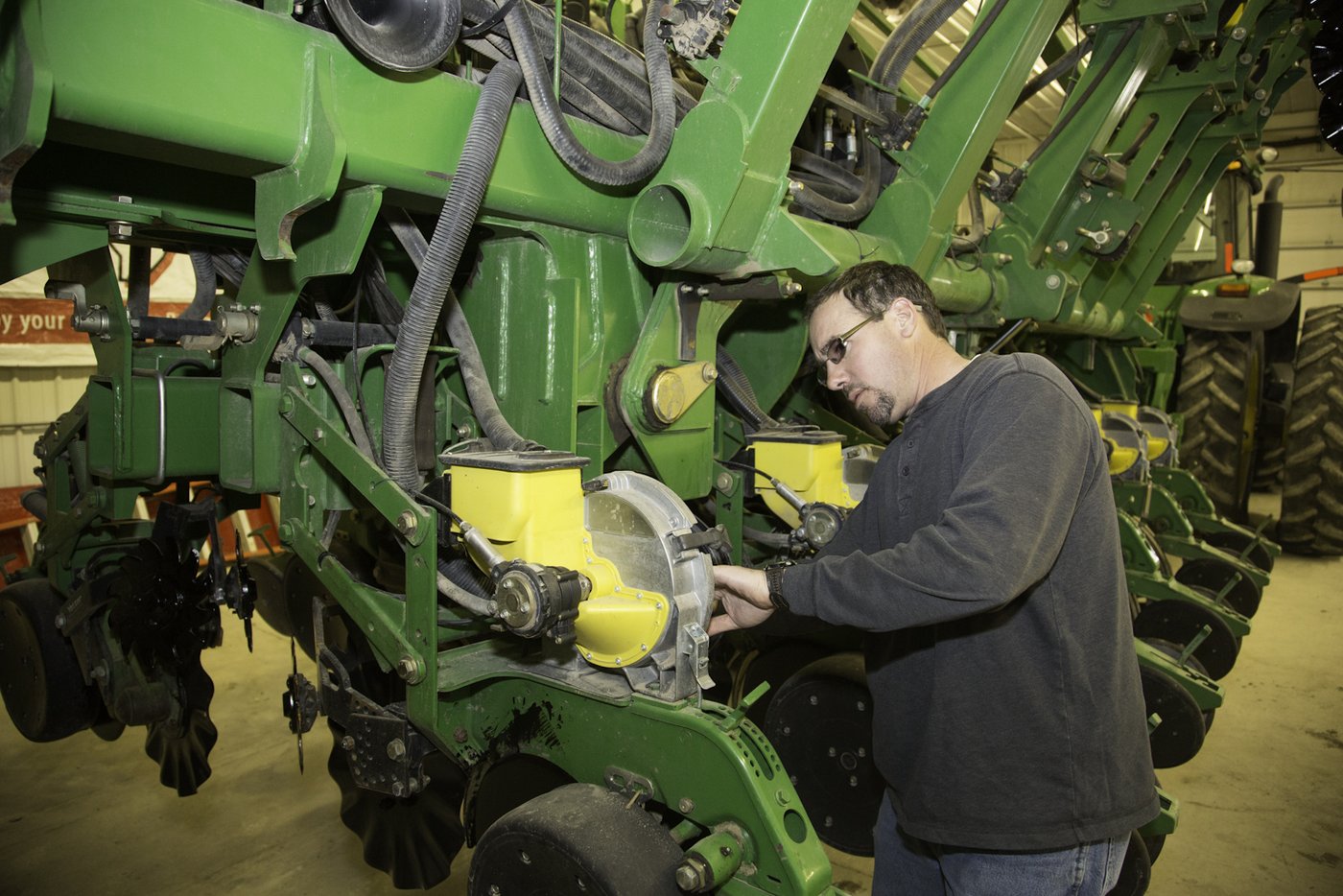 John ist auch im Landmaschinengeschäft tätig. 